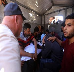 وداع وتشييع شهيد في مستشفى الشفاء بمدينة غزة، ارتقى برصاص قناص إسرائيلي في جباليا شمال قطاع غزة
